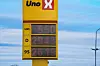 Uno-X-skilt viser priser på bensin og diesel mot himmel i Hokksund.