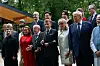 Verdensledere og partnere står samlet for et gruppebilde utendørs under G7-toppmøtet i Frankrike.