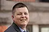 Portrett av Christian Lomsdalen utendørs i Oslo med uskarp bakgrunn.