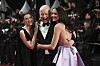Stellan Skarsgård poserer med Inga Ibsdotter Lilleaas og Renate Reinsve på den røde løperen i Cannes.