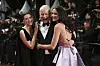 Stellan Skarsgård poserer med Inga Ibsdotter Lilleaas og Renate Reinsve på den røde løperen i Cannes.