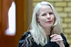 Kirsti Bergstø står i Stortingets vandrehall i Oslo under debatten om drivstoffprisene.
