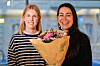 To kvinner står innendørs med en stor blomsterbukett under Oscar-nominasjonsvaken.