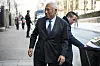 António Costa ankommer regjeringens representasjonsanlegg i Oslo, omgitt av medarbeidere og vakter.