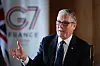 Keir Starmer snakker med media foran et G7 France-banner under toppmøtet i Thonon-les-Bains.