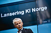 En mann står foran en skjerm med teksten «Lansering KI Norge» under et arrangement i Oslo.
