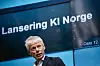 En mann står foran en skjerm med teksten «Lansering KI Norge» under et arrangement i Oslo.