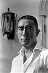 Den japanske forfatteren Yukio Mishima fotografert i sitt hjem i Tokyo, 10. september 1966. Foto: Nobuyuki Masaki / AP Photo