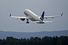 SAS-passasjerfly tar av over skogkledd landskap ved Oslo lufthavn.