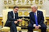Donald Trump og Mark Rutte sitter i Det ovale kontor med gullfarget dekor i bakgrunnen.