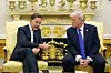 Donald Trump og Mark Rutte sitter i Det ovale kontor med gullfarget dekor i bakgrunnen.