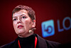 Henriette Jevnaker taler foran en rød bakgrunn med LO-logo under Kartellkonferansen på Sundvollen.