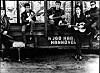 The Beatles i svart-hvitt foran en lastebil med teksten «Hajo Haar, Hannover».