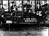 The Beatles i svart-hvitt foran en lastebil med teksten «Hajo Haar, Hannover».