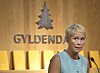 Kari Marstein står ved en talerstol foran Gyldendal-logoen under presentasjonen av høstlisten.