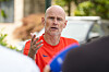 Ståle Solbakken snakker til pressen utendørs ved spillerhotellet i Greensboro.