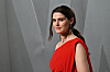 Inga Ibsdotter Lilleaas i rød kjole foran en grå bakgrunn på Vanity Fair Oscar Party.