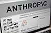 Dataskjerm som viser Anthropic-nettstedet og logoen i et kontor- eller redaksjonsmiljø.