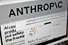 Dataskjerm som viser Anthropic-nettstedet og logoen i et kontor- eller redaksjonsmiljø.