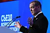 Dmitrij Medvedev gestikulerer ved en talerstol foran blå bakgrunn på United Russias kongress.