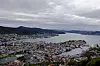 Panoramautsikt over Bergen sentrum, havnen og fjorden sett fra Fløyen.