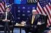 Donald Trump og Mark Rutte sitter i samtale foran amerikanske og Nato-flagg under toppmøtet i Ankara.