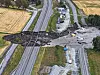 Oversiktsbilde av et stort ras som har ødelagt E6 ved Nesvatnet i Levanger, med anleggsmaskiner på stedet.