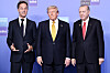Trump, Rutte og Erdogan står side om side foran en blå Nato-vegg.