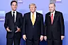 Trump, Rutte og Erdogan står side om side foran en blå Nato-vegg.
