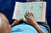 Hender holder en åpen Koran under bønnen i moskeen ved Islamic Cultural Centre i Oslo.