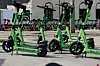 Rader av grønne elsparkesykler parkert ved Aker brygge i Oslo.