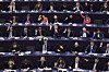 EU-parlamentarikere sitter ved pulter og stemmer i Europaparlamentet i Strasbourg.