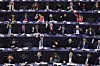 EU-parlamentarikere sitter ved pulter og stemmer i Europaparlamentet i Strasbourg.