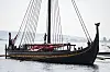Vikingskipet Draken Harald Hårfagre ved en brygge i Oslo med flere personer om bord.