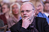 Jon Fosse sitter blant publikum under Fosseforedraget i Dronning Sonja kunststall i Oslo.