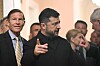 Volodymyr Zelensky går i en korridor i US Capitol sammen med senatorer og ansatte.