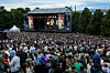 Stort publikum foran scenen under Amyl and the Sniffers’ konsert på Øyafestivalen i Oslo.