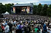 Stort publikum foran scenen under Amyl and the Sniffers’ konsert på Øyafestivalen i Oslo.
