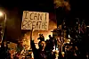 Nattlig demonstrasjon i Minneapolis med en plakat der det står «I can’t breathe» over folkemengden.