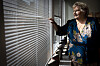 Erna Solberg står ved et vindu med persienner under Kagge forlags høstpresentasjon i Oslo.
