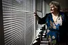 Erna Solberg står ved et vindu med persienner under Kagge forlags høstpresentasjon i Oslo.