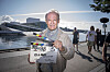 Per Christian Ellefsen som Elling holder et filmklapperbrett ved Operaen i Oslo.