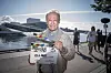 Per Christian Ellefsen som Elling holder et filmklapperbrett ved Operaen i Oslo.