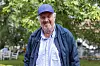 Bjørn Eidsvåg iført blå caps og jakke i en frodig hage i Oslo.