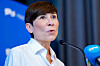 Ine Eriksen Søreide taler ved en mikrofon under Høyres sentralstyremøte i Oslo.