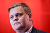 Nærbilde av Gaute Børstad Skjervø foran en rød bakgrunn under Arbeiderpartiets valgvake.