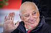 Kong Harald smiler og vinker til publikum under besøket i Askvoll.