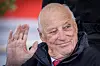 Kong Harald smiler og vinker til publikum under besøket i Askvoll.