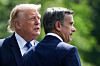 Donald Trump og John Ratcliffe i dress under en samtale utendørs ved Camp David.