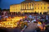 Tusenvis av lys og blomster ved Slottet i Oslo, med en minnehilsen til kongen i forgrunnen.